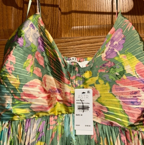 NWT ASTR THR LABEL PLEATED MAEVE MIDI DRESS - Picture 4 of 4